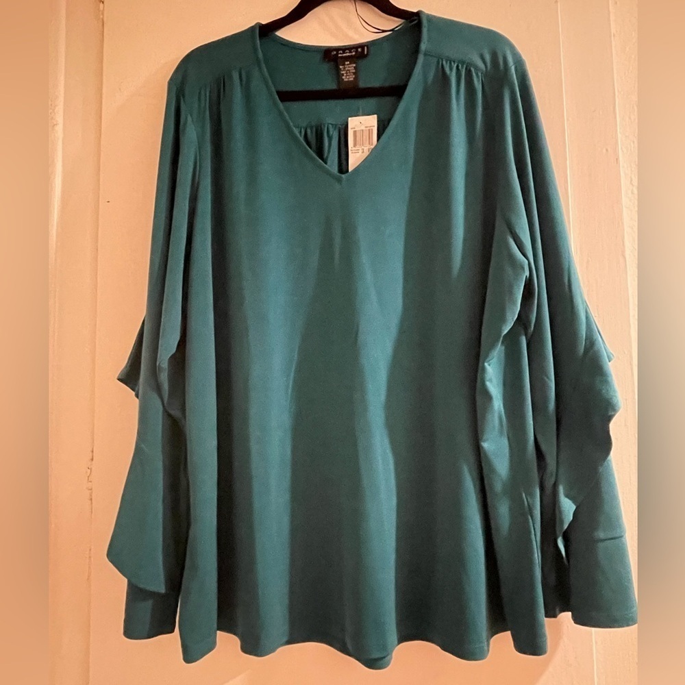 NWT Green boho flowing top with 3/4 flutter sleeves. Size 3X.